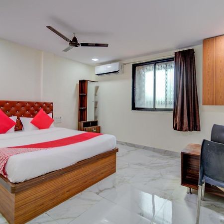 Oyo 67979 Hotel Hollywood Park Sasupāda Buitenkant foto