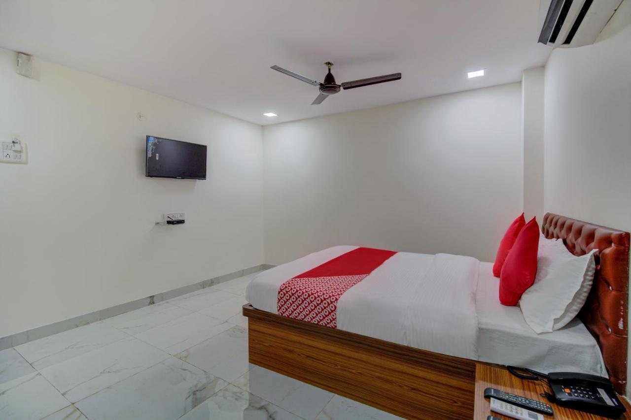 Oyo 67979 Hotel Hollywood Park Sasupāda Buitenkant foto