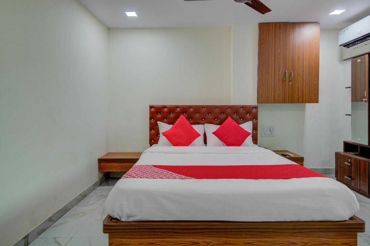 Oyo 67979 Hotel Hollywood Park Sasupāda Buitenkant foto
