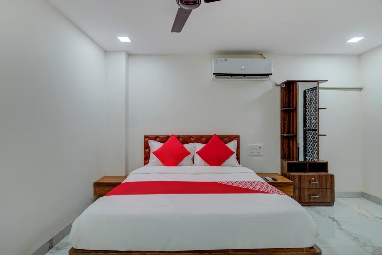 Oyo 67979 Hotel Hollywood Park Sasupāda Buitenkant foto